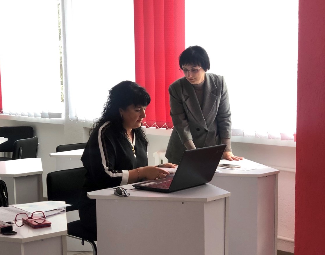 Учитель-методист Галина Балабан представила напрацювання з медіаграмотності